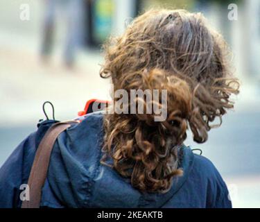 Glasgow, Scotland, UK 11th November, 2022. UK Weather:   High winds saw people struggle on the streets of the city.  Credit Gerard Ferry/Alamy Live News Stock Photo