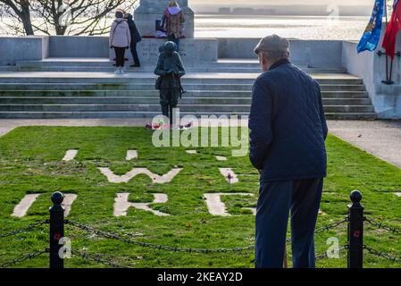 Clifftown Parade, Southend on Sea, Essex, UK. 11th Nov, 2022. Armistice Day. People at the Cenotaph and ‘Tommy’ statue, including an elderly male Stock Photo