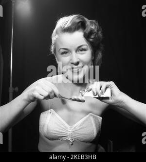 Woman 1950s bra hi-res stock photography and images - Alamy