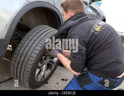 Berlin, Germany. 08th Nov, 2022. A mechanic at the Krause auto service workshop in the Lichtenberg district changes summer tires to winter tires on a vehicle. The ADAC Berlin-Brandenburg recommends that drivers in both states do not wait too long before changing to winter tires. According to the ADAC spokeswoman, it makes sense to switch to winter tires when temperatures at night are permanently below 7 degrees Celsius. (to dpa 'ADAC Berlin-Brandenburg recommends looking at winter tires') Credit: Wolfgang Kumm/dpa/Alamy Live News Stock Photo