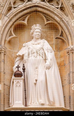 The new statue of the late Queen Elizabeth II by Richard Bossons and unveiled by HRH King Charles III on 9th November at York Minster,North Yorkshire Stock Photo