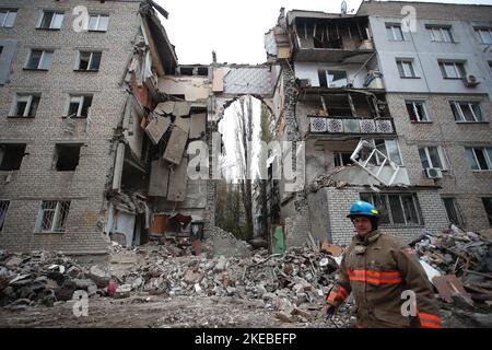 Mykolaiv, Mykolaiv, Ukraine. 11th Nov, 2022. A firefighter is seen in front of a residential building that was hit by a Russian S-300 missile, amid the Russian invasion of Ukraine. Following Moscow's announcement to retreat from Kherson, this attack on Mykolaiv was reported on 10 November local time, while Kyiv has been preparing for a whole-city evacuation as supplies of water and electricity are likely to suspend, (Credit Image: © Daniel Ceng Shou-Yi/ZUMA Press Wire) Stock Photo