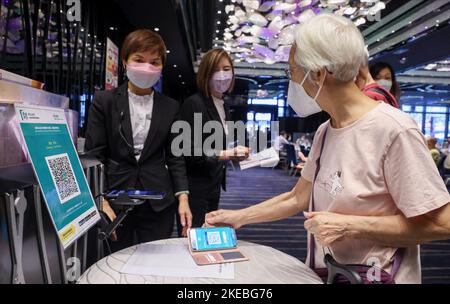 Customers scans the HHeaveHomeSafe' (a contact tracing app) QR code walking into restaurants during lunch time at the U-Banquet-The Starview restaurant in Kwun Tong.   29AUG22 SCMP/ Edmond So Stock Photo