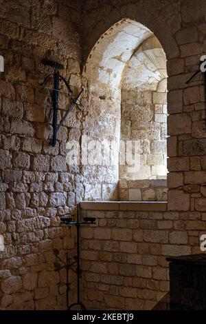 Chateau de Beynac.  Standing at the top of a vertiginous cliff, overlooking the village of Beynac-et-Cazenac, the castle of Beynac is a stone sentinel Stock Photo