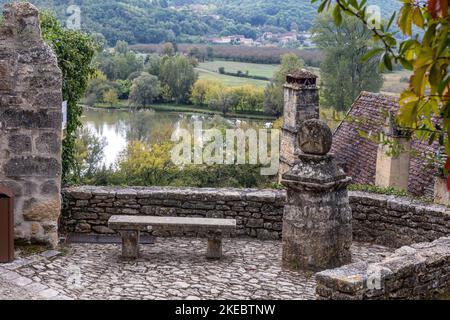 Chateau de Beynac.  Standing at the top of a vertiginous cliff, overlooking the village of Beynac-et-Cazenac, the castle of Beynac is a stone sentinel Stock Photo