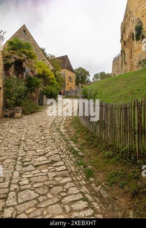 Chateau de Beynac.  Standing at the top of a vertiginous cliff, overlooking the village of Beynac-et-Cazenac, the castle of Beynac is a stone sentinel Stock Photo