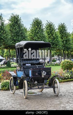 Schwetzingen, Baden-Württemberg, Germany, Concours d'Elégance in the baroque palace park, vintage Grout Steamer, USA 1900, steam drive, 1-cylinder, 6.5 hp, 320 kg, 35 km h, Classic Gala, Stock Photo