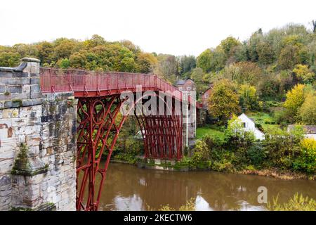 The historic Iron Bridge over the River Severn at Ironbridge Shropshire, England. The first cast iron bridge in the world, designed by Thomas Farnoll Stock Photo