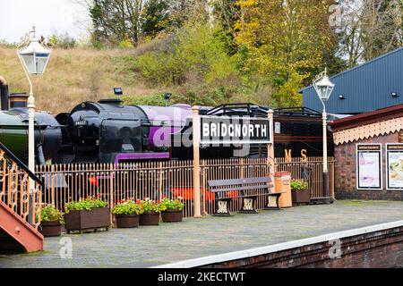 Pacific class 4-6-2 steam engine painted purple to celebrate Queen Elizabeths II Platinum Jubilee, Bridgnorth Station of the Severn Valley Railway her Stock Photo