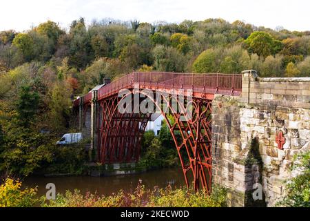 The historic Iron Bridge over the River Severn at Ironbridge Shropshire, England. The first cast iron bridge in the world, designed by Thomas Farnoll Stock Photo