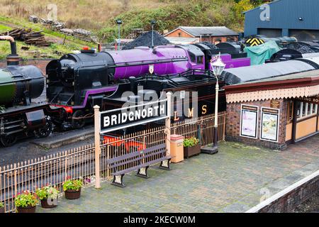 Pacific class 4-6-2 steam engine painted purple to celebrate Queen Elizabeths II Platinum Jubilee, Bridgnorth Station of the Severn Valley Railway her Stock Photo