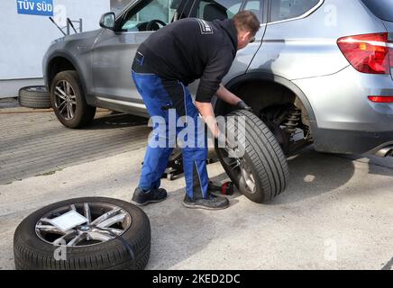 Berlin, Germany. 08th Nov, 2022. A mechanic at the Krause auto service workshop in the Lichtenberg district changes summer tires to winter tires on a vehicle. The ADAC Berlin-Brandenburg recommends that drivers in both states do not wait too long before changing to winter tires. According to the ADAC spokeswoman, it makes sense to switch to winter tires when temperatures at night are permanently below 7 degrees Celsius. (to dpa 'ADAC Berlin-Brandenburg recommends looking at winter tires') Credit: Wolfgang Kumm/dpa/Alamy Live News Stock Photo