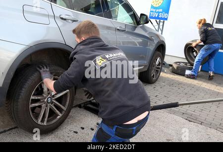 Berlin, Germany. 08th Nov, 2022. Fitters at the Krause car service workshop in the Lichtenberg district change summer tires to winter tires on a vehicle. The ADAC Berlin-Brandenburg recommends drivers in both states not to wait too long before changing to winter tires. According to the ADAC spokeswoman, it makes sense to switch to winter tires when temperatures at night are permanently below 7 degrees Celsius. (to dpa 'ADAC Berlin-Brandenburg recommends looking at winter tires') Credit: Wolfgang Kumm/dpa/Alamy Live News Stock Photo