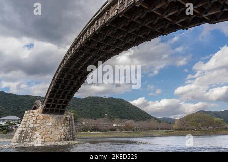 Kintai Bridge (Kintaikyo or Kintai-kyō) over the Nishiki River, with Iwakuni castle on a hill in Iwakuni, Yamaguchi Prefecture, Japan. Stock Photo