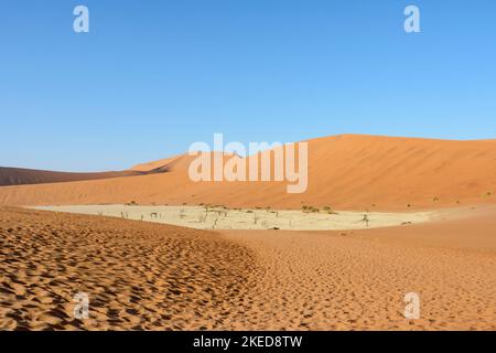 Giant sand dunes surrounding Dead Vlei, near Sossusvlei, in the Namib-Nuakluft Park, Namib Desert, Namibia Stock Photo