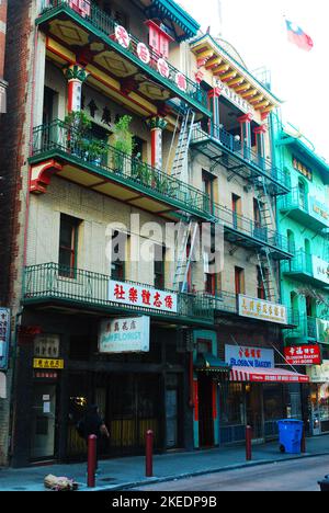 A Buddhist temple occupies the upper floors of a typical building in San Francisco's Chinatown Stock Photo