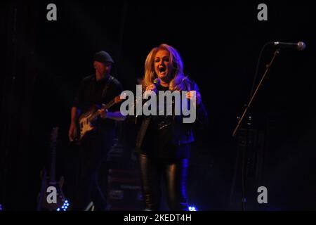 Curitiba, Parana, Brasil. 11th Nov, 2022. (INT) Singer Bonnie Tyler during her 50th anniversary tour in Curitiba. November 11, 2022, Sao Paulo, Brazil: Singer Bonnie Tyler, icon of the 70's and 80's, presents a show of her tour commemorating the 50 years of her career, at Positivo Theater, in Curitiba, Parana, on Friday (11). The artist tells great classics of her career and even songs from her newest album Ã¢â‚¬Å“Between the Earth and the StarsÃ (Credit Image: © Edson De Souza/TheNEWS2 via ZUMA Press Wire) Stock Photo