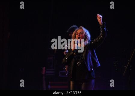 Curitiba, Parana, Brasil. 11th Nov, 2022. (INT) Singer Bonnie Tyler during her 50th anniversary tour in Curitiba. November 11, 2022, Sao Paulo, Brazil: Singer Bonnie Tyler, icon of the 70's and 80's, presents a show of her tour commemorating the 50 years of her career, at Positivo Theater, in Curitiba, Parana, on Friday (11). The artist tells great classics of her career and even songs from her newest album Ã¢â‚¬Å“Between the Earth and the StarsÃ (Credit Image: © Edson De Souza/TheNEWS2 via ZUMA Press Wire) Stock Photo