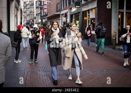 2022-11-11 13:26:06 AMSTERDAM - Shoppers on the Nieuwendijk in Amsterdam. ANP RAMON VAN FLYMEN netherlands out - belgium out Stock Photo