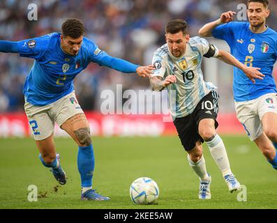 01 Jun 2022 - Italy v Argentina - Finalissima 2022 - Wembley Stadium  Lionel Messi takes on and beats Giovanni Di Lorenzo and Jorginho during the match against Italy at Wembley Stadium. Picture Credit : © Mark Pain / Alamy Live News Stock Photo