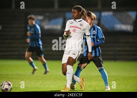 Deinze's Gaetan Hendrickx and RSCA Futures' Agyei Enock fight for the ball  during a soccer match between RSC Anderlecht Futures and KMSK Deinze,  Sunday 14 August 2022 in Anderlecht, on day 1