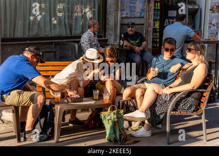 A Group Of Young People Outside A Cafe In Palermo, Sicily, Italy. Stock Photo