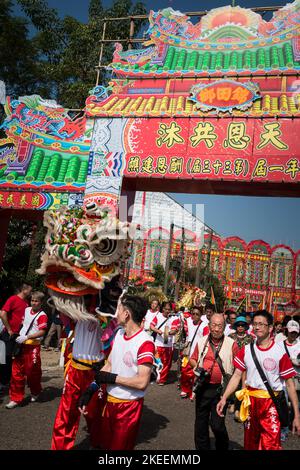 Lion dancers leave the decennial Da Jiu festival site for a procession through the streets of Kam Tin town, New Territories, Hong Kong, 2015 Stock Photo