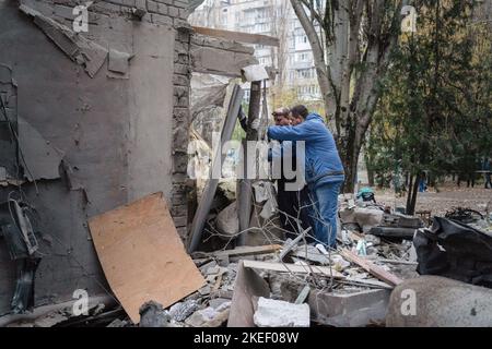 Mykolaiv, Ukraine. 11th Nov, 2022. Men were seen clearing the debris. A Russian missile attack on a residential building in the Inhulskyi district of Mykolaiv, a southern city in Ukraine. The deadly attack killed at least 7. Mykolaiv is a city 50 km away from Kherson city, where the Ukrainian force has gained a huge battlefield success in the past couple of days. Credit: SOPA Images Limited/Alamy Live News Stock Photo