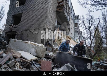 Mykolaiv, Ukraine. 11th Nov, 2022. Men were seen clearing the debris. A Russian missile attack on a residential building in the Inhulskyi district of Mykolaiv, a southern city in Ukraine. The deadly attack killed at least 7. Mykolaiv is a city 50 km away from Kherson city, where the Ukrainian force has gained a huge battlefield success in the past couple of days. Credit: SOPA Images Limited/Alamy Live News Stock Photo