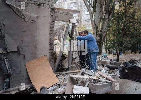 Mykolaiv, Ukraine. 11th Nov, 2022. Men were seen clearing the debris. A Russian missile attack on a residential building in the Inhulskyi district of Mykolaiv, a southern city in Ukraine. The deadly attack killed at least 7. Mykolaiv is a city 50 km away from Kherson city, where the Ukrainian force has gained a huge battlefield success in the past couple of days. (Photo by Ashley Chan/SOPA Images/Sipa USA) Credit: Sipa USA/Alamy Live News Stock Photo