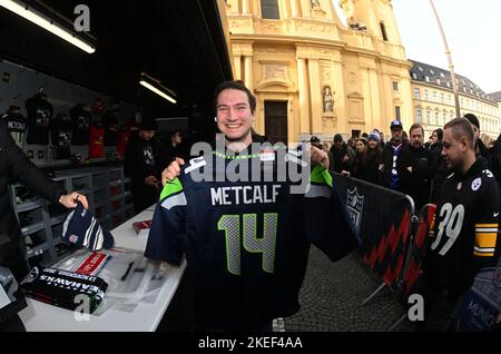 Seattle Seahawks wide receiver DK Metcalf wears a jersey of German  Bundesliga soccer club FC Bayern Muenchen as he attends a news conference  in Munich, Germany, Friday, Nov. 11, 2022. The Tampa