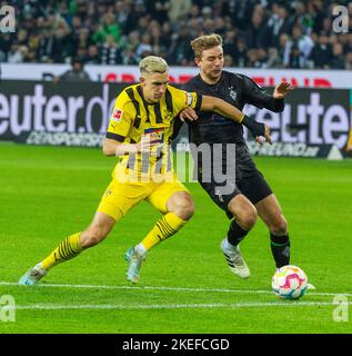 sports, football, Bundesliga, 2022/2023, Borussia Moenchengladbach vs. BVB Borussia Dortmund 4-2, Stadium Borussia Park, scene of the match, Nico Schlotterbeck (BVB) left and Christoph Kramer (MG), DFL REGULATIONS PROHIBIT ANY USE OF PHOTOGRAPHS AS IMAGE SEQUENCES AND/OR QUASI-VIDEO Stock Photo