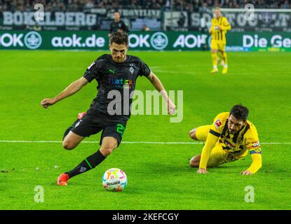 sports, football, Bundesliga, 2022/2023, Borussia Moenchengladbach vs. BVB Borussia Dortmund 4-2, Stadium Borussia Park, scene of the match, Jonas Hofmann (MG) left and Mats Julian Hummels (BVB), DFL REGULATIONS PROHIBIT ANY USE OF PHOTOGRAPHS AS IMAGE SEQUENCES AND/OR QUASI-VIDEO Stock Photo