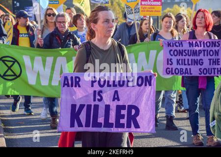 London, UK. 12th November 2022. Protesters on Waterloo Bridge. Thousands of people gathered outside Shell Headquarters in London and marched to Trafalgar Square as part of the Global Day of Action for Climate Justice as world leaders meet in Egypt for COP27. Credit: Vuk Valcic/Ģ����ý Live News Stock Photo