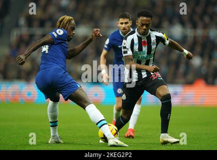 Newcastle United's Joe Willock (right) and Chelsea's Trevoh Chalobah battle for the ball during the Premier League match at St James' Park, Newcastle. Picture date: Saturday November 12, 2022. Stock Photo