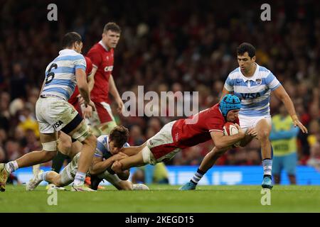 Cardiff, UK. 12th Nov, 2022. Justin Tipuric of Wales is tackled. Autumn nations series 2022 rugby match, Wales v Argentina at the Principality Stadium in Cardiff on Saturday 12th November 2022. pic by Andrew Orchard/Andrew Orchard sports photography/Alamy Live News Credit: Andrew Orchard sports photography/Alamy Live News Stock Photo