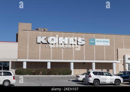 Ft. Wayne - Circa November 2022: Kohl's Retail Store Location. Kohl's has partnered with cosmetics giant Sephora to generate business. Stock Photo