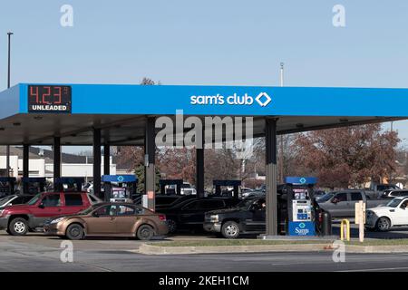 Lafayette - Circa November 2022: Sam's Club Warehouse. Sam's Club is a chain of membership only stores owned by Walmart. Stock Photo