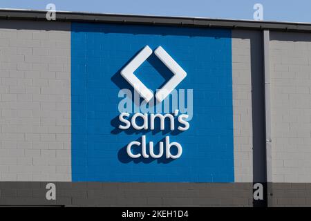 Lafayette - Circa November 2022: Sam's Club Warehouse. Sam's Club is a chain of membership only stores owned by Walmart. Stock Photo