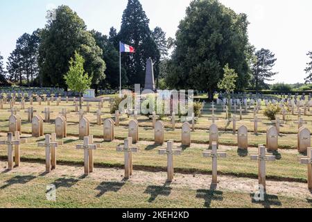 Crosses,and,Muslim,gravestones,in,war,World War,WW1,World War 1,First World War,Great War,cemetery,at,Necropole National de Flavigny-le-petit,south,of,Guise,northern,north,France,French,Europe,European,sacrifice,of,lives,lost,row,of,headstones,war cemetery, Stock Photo