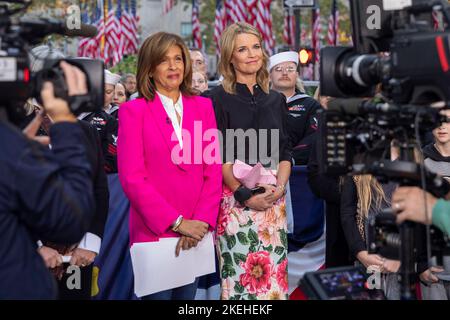 New York, United States of America. 11 November, 2022. NBC television meteorologist Dylan Dreyer, right, and Today Show co-anchor Hoda Kotb, left, during a live broadcast with U.S. Navy Sailors and Marines during New York City Veterans Day celebrations, November 11, 2022 in New York City, NY. Credit: MC3 Isaac Rodriguez/US Navy/Alamy Live News Stock Photo