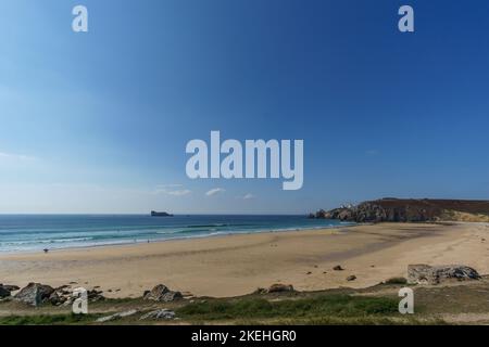 View on the beach of Pen hat in Camaret sur mer on the peninsula of Crozon on a sunny day, Brittany, France Stock Photo