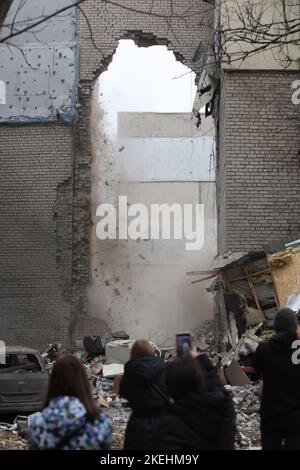 Mykolaiv, Mykolaiv, Ukraine. 11th Nov, 2022. People take pictures as a residential building collapses after it was hit by a Russian S-300 missile, amid the Russian invasion of Ukraine. Following Moscow's announcement to retreat from Kherson, this attack on Mykolaiv was reported on 10 November local time, while Kyiv has been preparing for a whole-city evacuation as supplies of water and electricity are likely to suspend, (Credit Image: © Daniel Ceng Shou-Yi/ZUMA Press Wire) Stock Photo