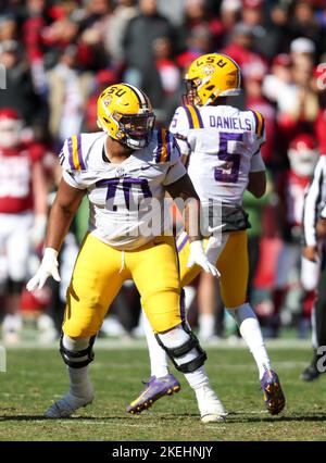 LSU offensive lineman Miles Frazier (70) sets up to block in front of ...