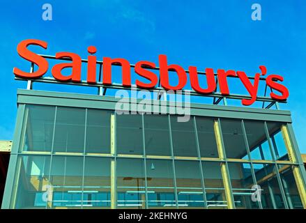 Sainsbury's logo, Superstore, supermarket, Kings Lynn, Norfolk, England, UK Stock Photo