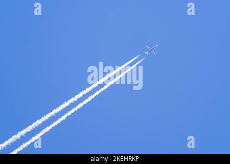 Phoenix, Arizona, USA - November 4, 2022: Delta Airlines jet at cruising altitude with contrails behind it. Stock Photo