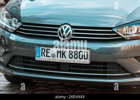 25 July 2022, Munster, Germany: the license plate on the volkswagen car assigned to Germany in the European Union Stock Photo