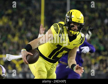 November 12 2022: Oregon Ducks quarterback Bo Nix (10)scores a