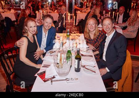 Hamburg, Germany. 12th Nov, 2022. Entrepreneurs Frederick Braun (2nd from left), Gerrit Braun (r) and their wives Sandra Braun (l) and Michaela Braun arrive at Cornelia Poletto's 'Palazzo on the occasion of the premiere of the new show program 'Unikate'. Credit: Georg Wendt/dpa/Alamy Live News Stock Photo