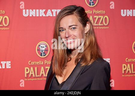 Hamburg, Germany. 12th Nov, 2022. Susanne Böhm, presenter, comes to Cornelia Poletto's 'Palazzo on the occasion of the premiere of the new show program 'Unikate'. Credit: Georg Wendt/dpa/Alamy Live News Stock Photo